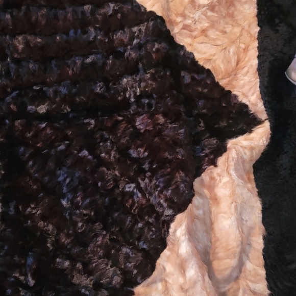 VINTAGE BEAUTIFUL ALPAC 75X75" DIAMOND PATTERN RUG IN EXCELLENT CONDITION - Picture 7 of 16